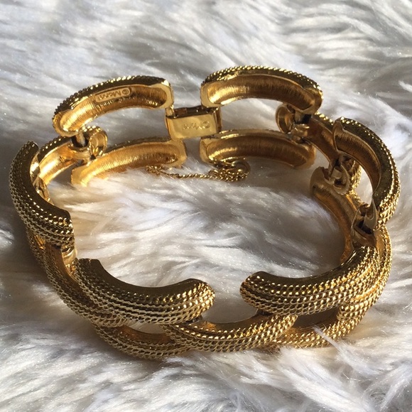 Gold tone 7 1/2” braclet by Monet - Picture 8 of 8